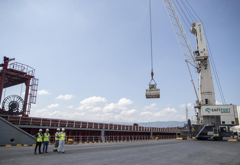Інспектори піднімаються на борт вантажного судна Razoni з українським зерном, котре стало на якір біля чорноморського входу в Босфор, поблизу Стамбула, Туреччина, 3 серпня 2022 року.