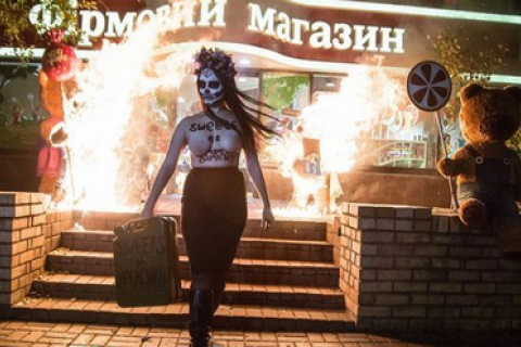 Активистке Femen, ​подозреваемой в поджоге трамвайчика у магазина Roshen, присудили домашний арест