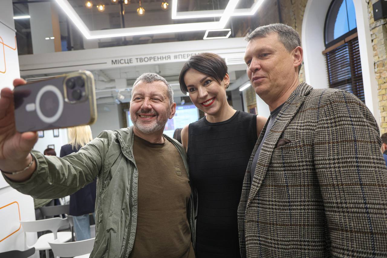 Зліва-направо: Віктор Прошкін (капелан ЗСУ, Growford Institute), Соня Кошкіна і Віталій Ломакович (Growford Institute)