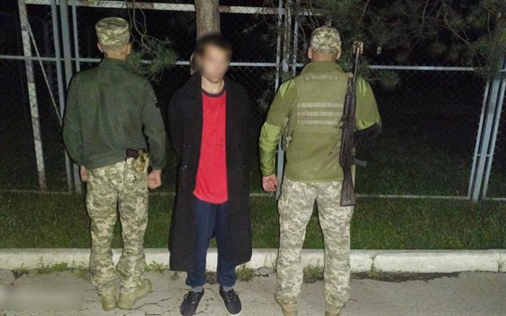 На кордоні зі Словаччиною затримали іноземця, який ішов в Україну коліями