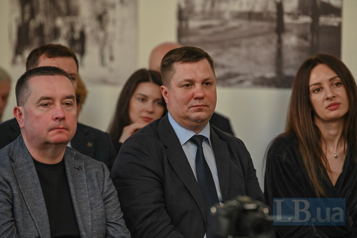  Владислав Суворов, заступник голови Держмитслужби, ( у центрі) і прес-секретар та начальник відділу прес-служби Держмит служби України Алевтина Топчієва (праворуч)