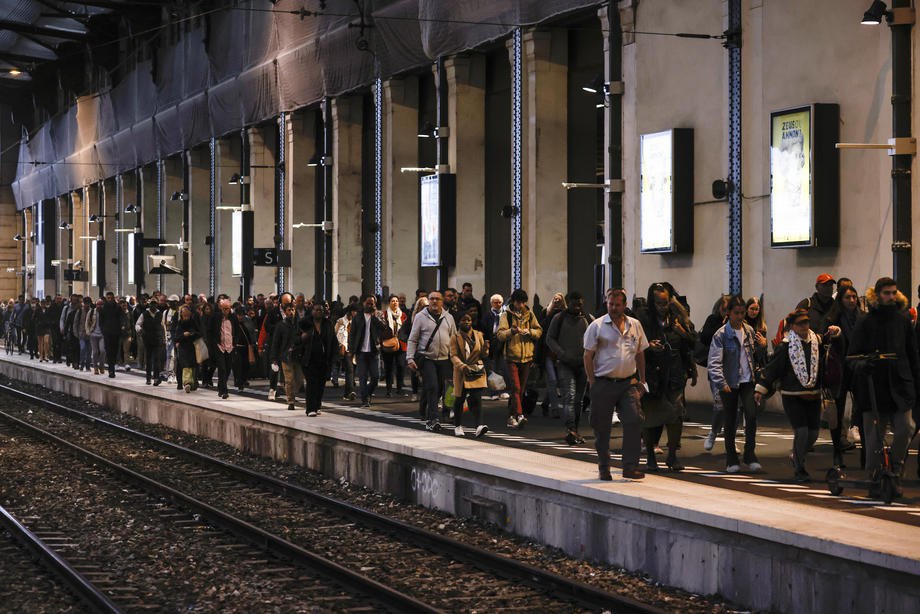 Пасажири очікують на платформі під час страйку працівників французької залізниці на Ліонському вокзал в Парижі, 18 жовтня 2022 року.
