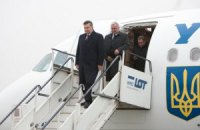 Януковича торжественно встретили в одесском аэропорту