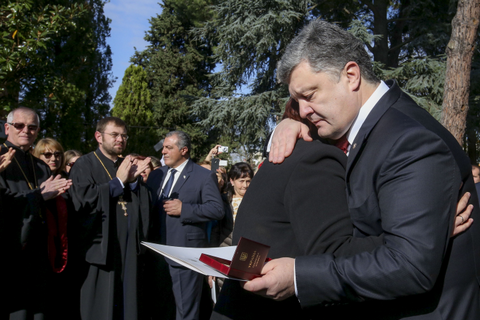 Порошенко наградил орденом "За мужество" украинца, героически погибшего в Неаполе