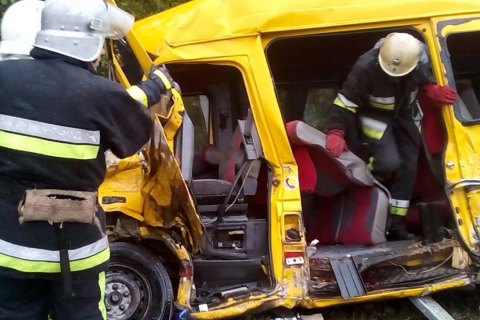 В Каменец-Подольском районе микроавтобус столкнулся с грузовиком, есть жертвы