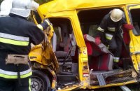 У Кам'янець-Подільському районі мікроавтобус зіткнувся з вантажівкою, є жертви