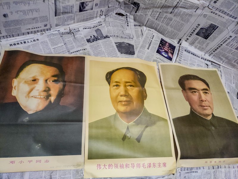 Лидеры КПК прошлого столетия: Дэн Сяопин, Мао Цзэдун и Чжоу Эньлай (первый премьер-министр КНР). Фото сделано в крестьянском
доме на севере Китая