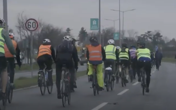 Сербські протестувальники проїдуть на велосипедах 1400 км, щоб отримати підтримку ЄС проти режиму Вучича 