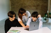 Не втратити зв’язок: освітні рішення для українських школярів за кордоном