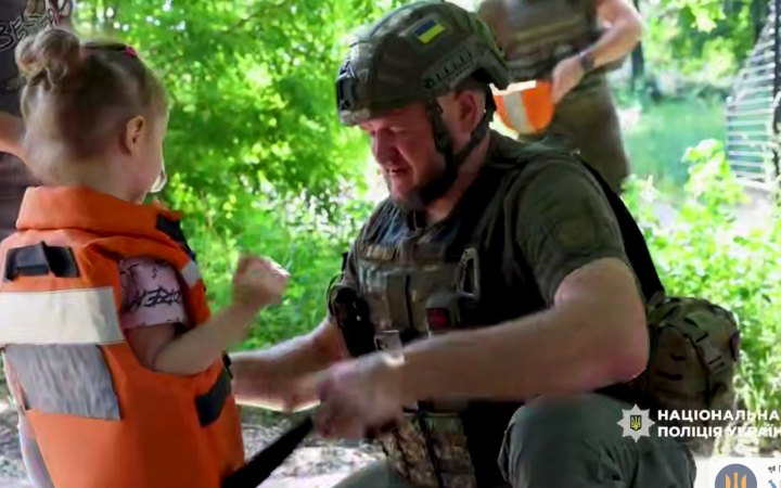 Виводять навіть пішки: поліцейські евакуювали матір з дитиною з Костянтинівки