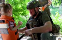 Виводять навіть пішки: поліцейські евакуювали матір з дитиною з Костянтинівки