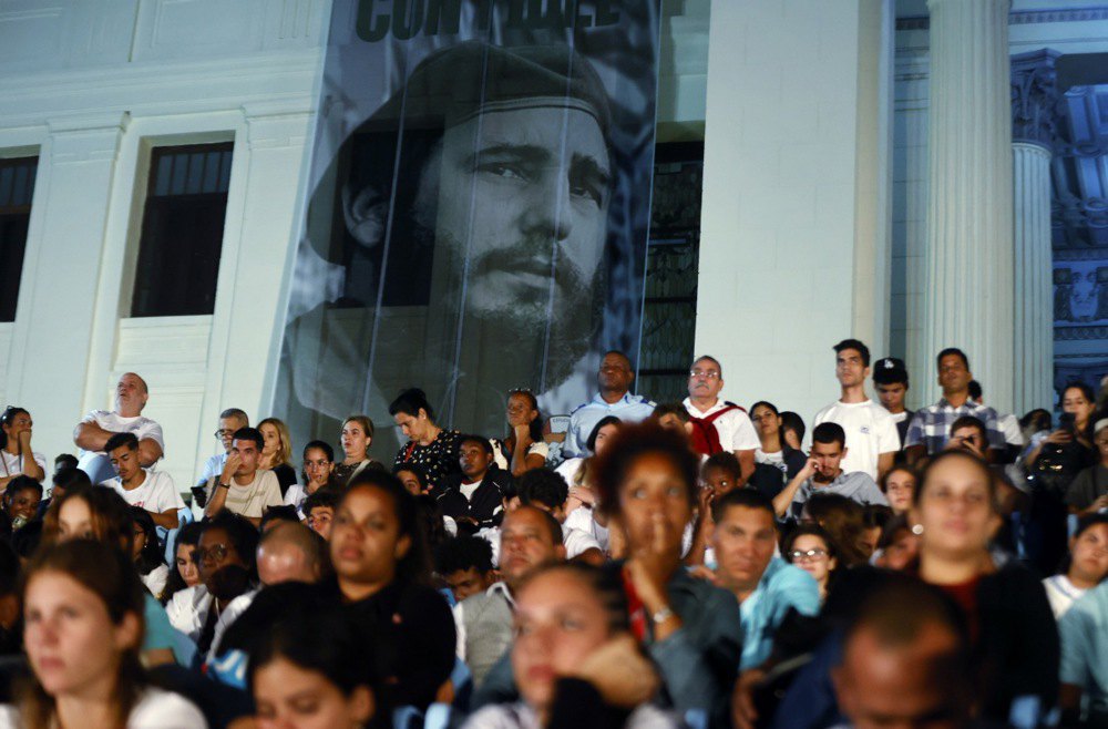 Кубинці вшановують кубинського лідера Фіделя Кастро, Гавана, 25 листопада 2025 р. На задньому фоні портрет Ернесто Че Гевари, одного з лідерів Кубинської революції 1959 р. 