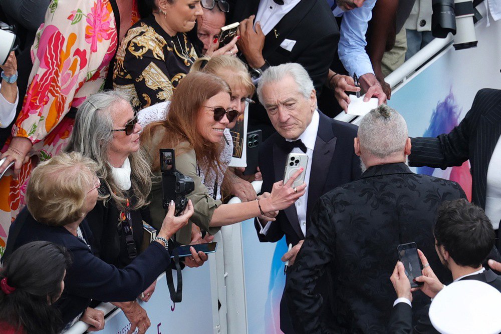 Роберт Де Ніро фотографується з фанами після церемонії 