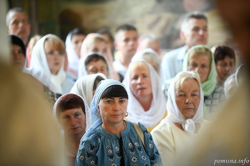 Жінки в храмі ПЦУ. 