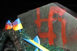 Памятный знак Бандере в Луцке обрисовали свастиками