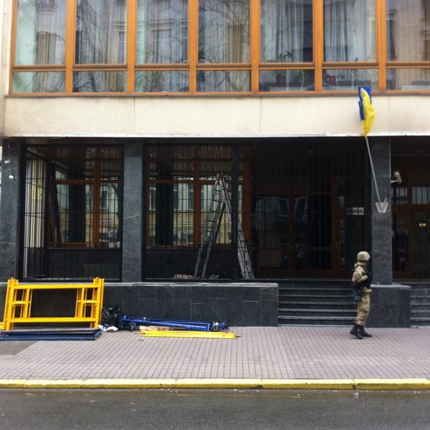 Неизвестные захватили здание \"Укрнефти\" в Киеве и ограждают его железной решеткой