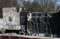 Во Львове начали демонтаж барельефов Монумента славы