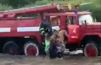 На Закарпатье спасатели вытащили из воды троих детей, которых чуть не смыла река 