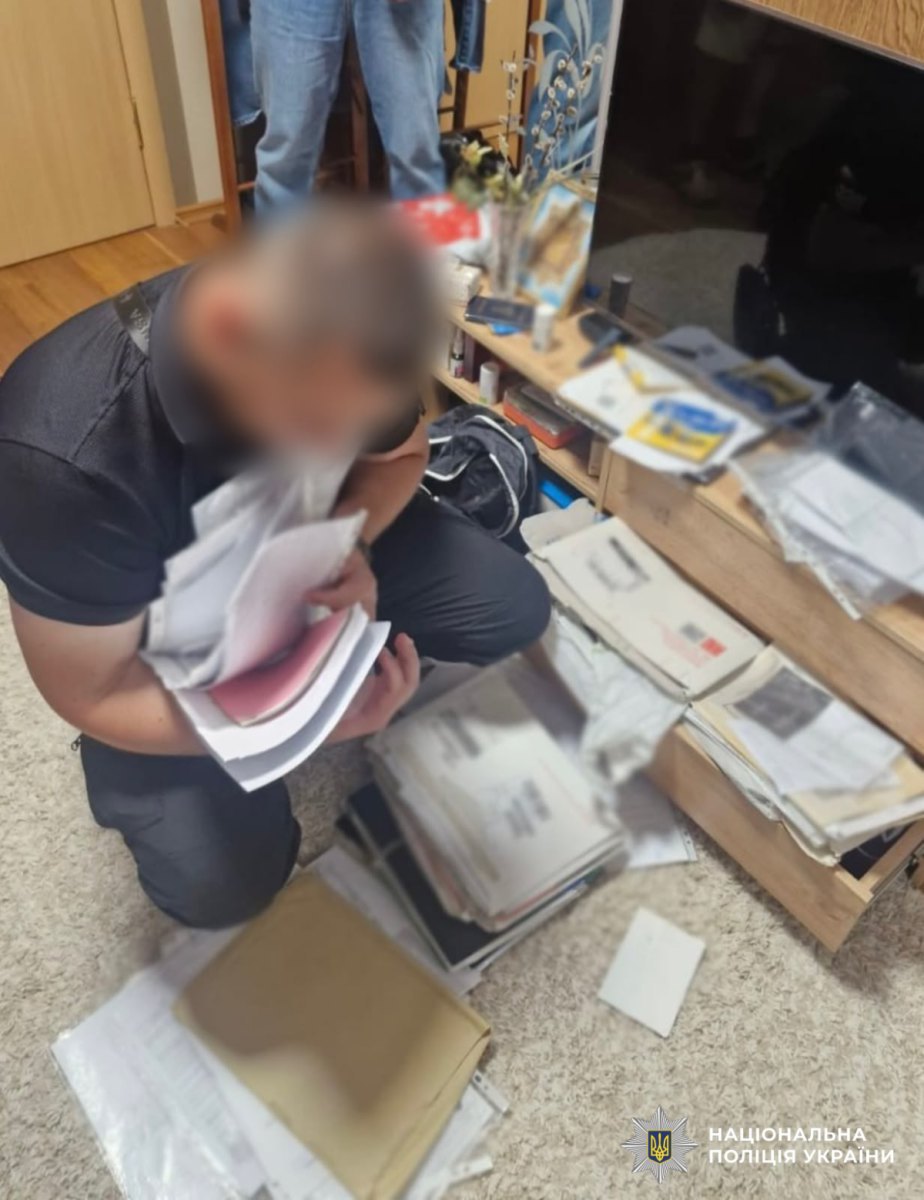 Проведення обшуків у цій справі