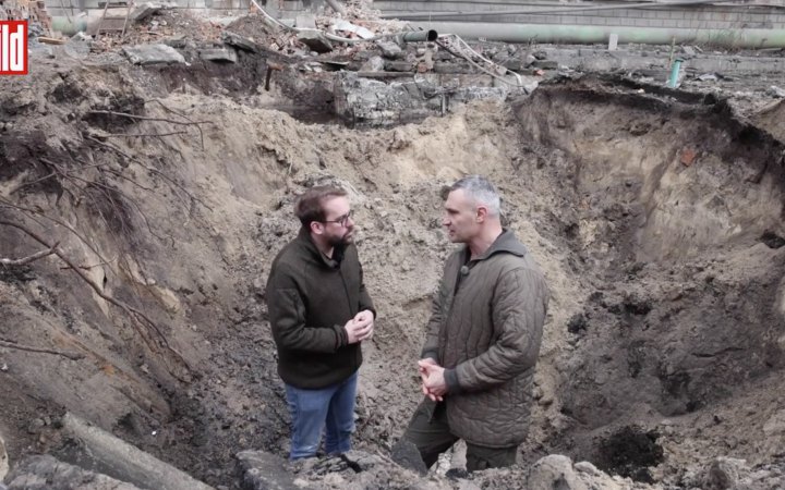  Кличко дав інтерв’ю німецькому виданню з кратера, який утворився від удару російської ракети "Кинджал"   