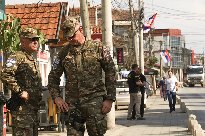 Офіцери миротворчих сил КФОР ( Міжнародні сили з підтримки миру в Косові під керівництвом НАТО) патрулюють
район в Грачаниці, Косово, 28 червня 2025 року.