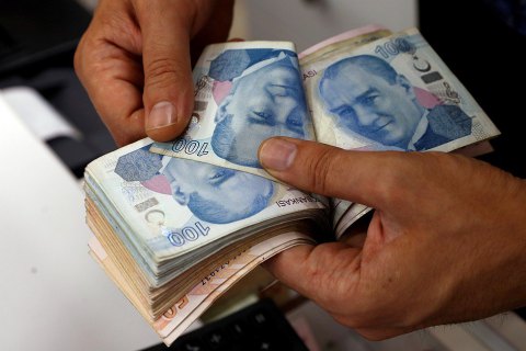 В Стамбуле неизвестный "Робин Гуд" оплатил счета бедняков и подбрасывал им конверты с деньгами 