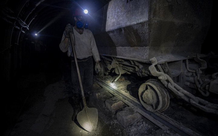 Майже 300 шахтарів застрягли під землею через знеструмлення. Їх евакуювали
