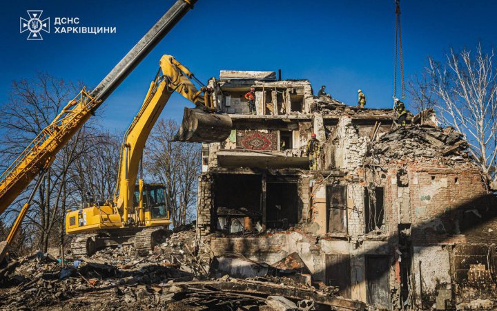 На місці влучання російської ракети у Харкові завершили пошуково-рятувальні роботи