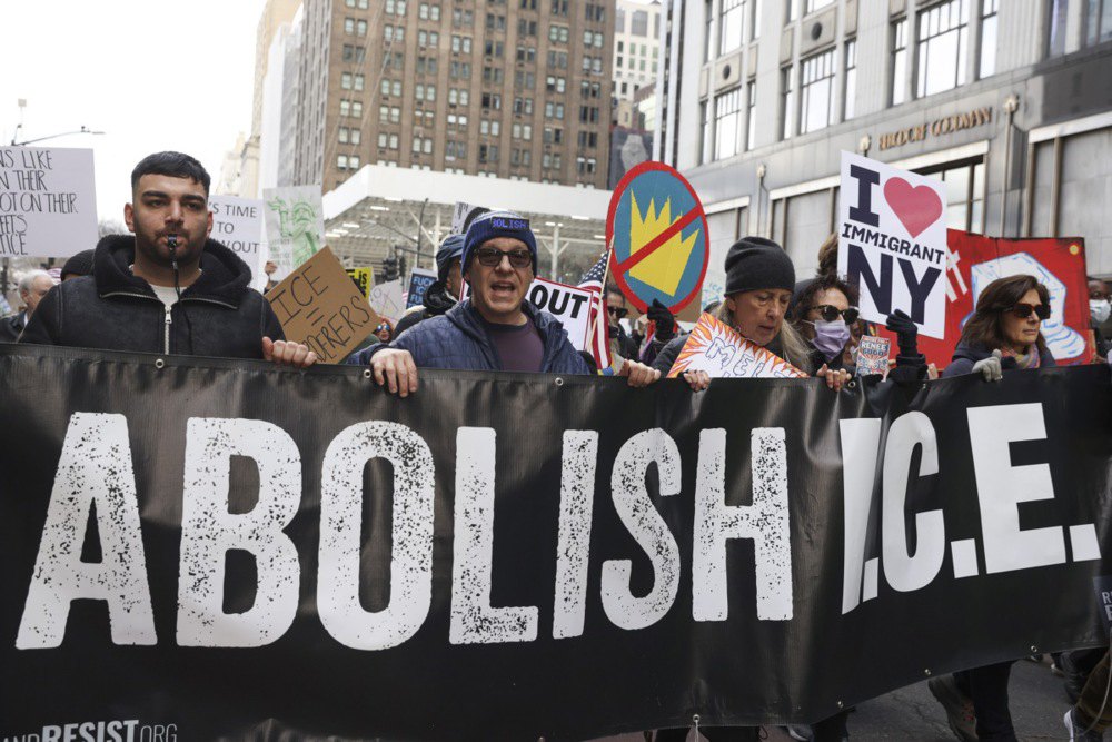 Марш протесту «Ні - війні, ніяких королів, ніякої ICE» у Нью-Йорку, 11 січня 2026 року.