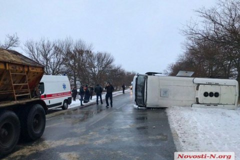 На слизькій дорозі під Миколаєвом перекинувся рейсовий автобус "Херсон-Одеса" (оновлено)