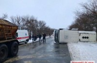 На скользкой дороге под Николаевом перевернулся рейсовый автобус "Херсон-Одесса" (обновлено)