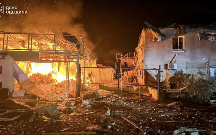 Окупанти атакували Одеську область: загинула жінка, троє поранених, пошкоджена Укрпошта, готель і будинок культури