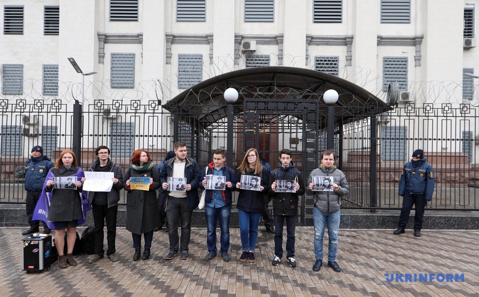 Под посольством РФ в Киеве провели акцию с требованием освободить украинца Гриба
