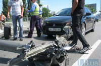 ДТП в Киеве: Subaru врезался в отбойник и пролетел еще десяток метров