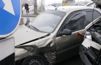ДТП в Киеве: микроавтобус "проскакивал" на красный свет и врезался в Daewoo