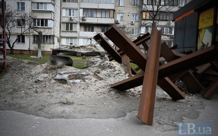 Металеві їжаки, бетонні блоки і купи піску в Києві. Що планують робити із системою загороджень у місті 