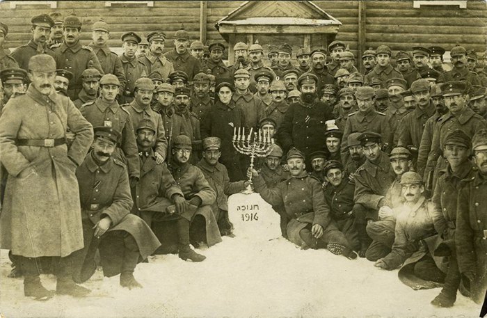 Германские солдаты-евреи празднуют Хануку, 1916