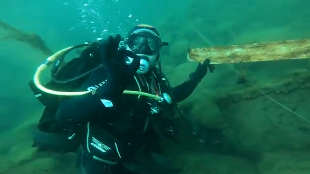 З дна 18-метрового кар'єра видно поверхню води