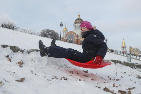 Киев решил из-за снега закрыть садики и школы 