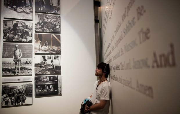 Посетитель экспозиции, посвященной Холокосту