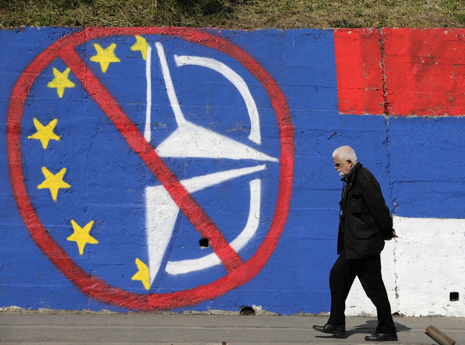 Мурал проти ЄС і НАТО в центрі Белграда, Сербія, 4 квітня 2022 р.