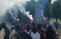Ультрас "Динамо" митингуют возле Дома футбола