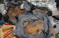 В аэропорту "Борисполь" задержали партию контрабандного янтаря, спрятанного в конфетах