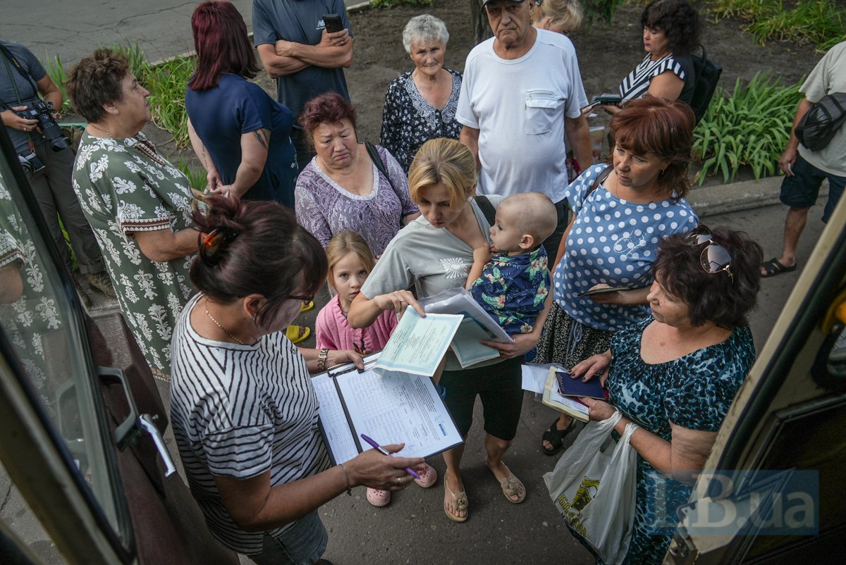 Тим, хто не має грошей на переїзд, гуманітарна місія надає автобуси: майже щоденно вони забирають по пів сотні
людей.