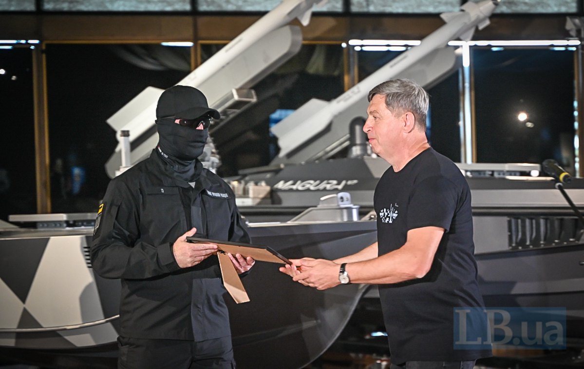  Генеральний директор музею Юрій Савчук вручає грамоту командиру спецпідрозділу ГУР МО group 13 'Тринадцятому'.