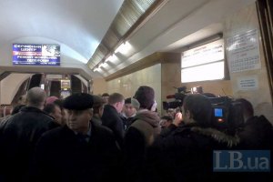 В Киеве на станции метро "Лыбедская" человек упал под поезд (обновлено)