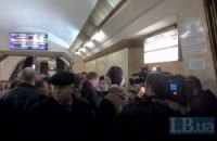 В Киеве на станции метро "Лыбедская" человек упал под поезд (обновлено)