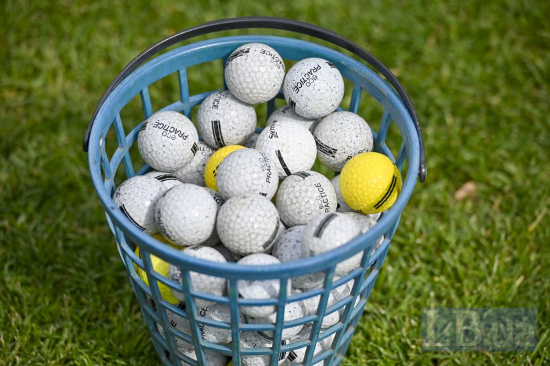Кошик з м'ячиками для гольфу