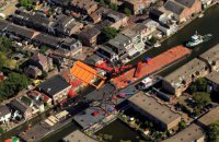 В Голландии два крана упали на жилые дома