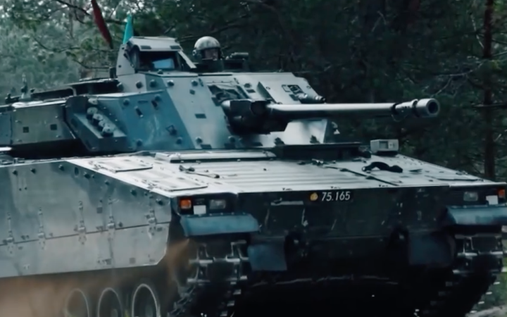Українці вже завершують навчання на шведських сучасних бойових машинах CV-90